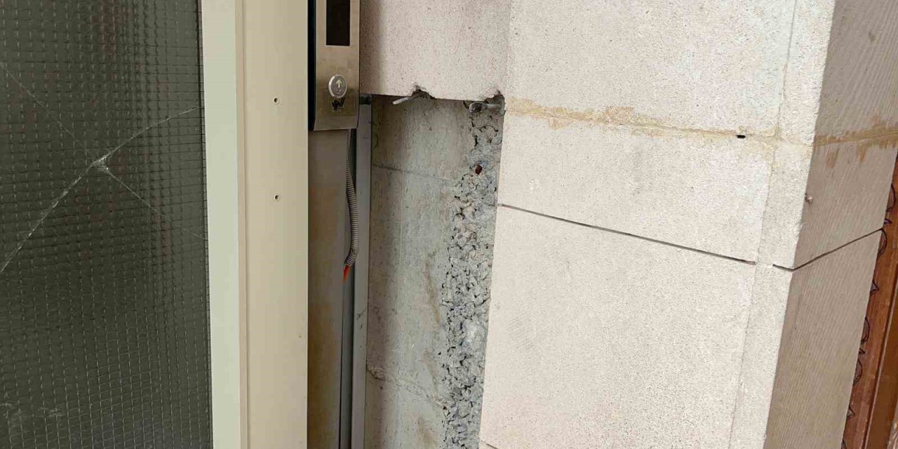 Adilcevaz’da camiye çirkin saldırı: Halılar üzerinde sigara izmaritleri söndürüldü