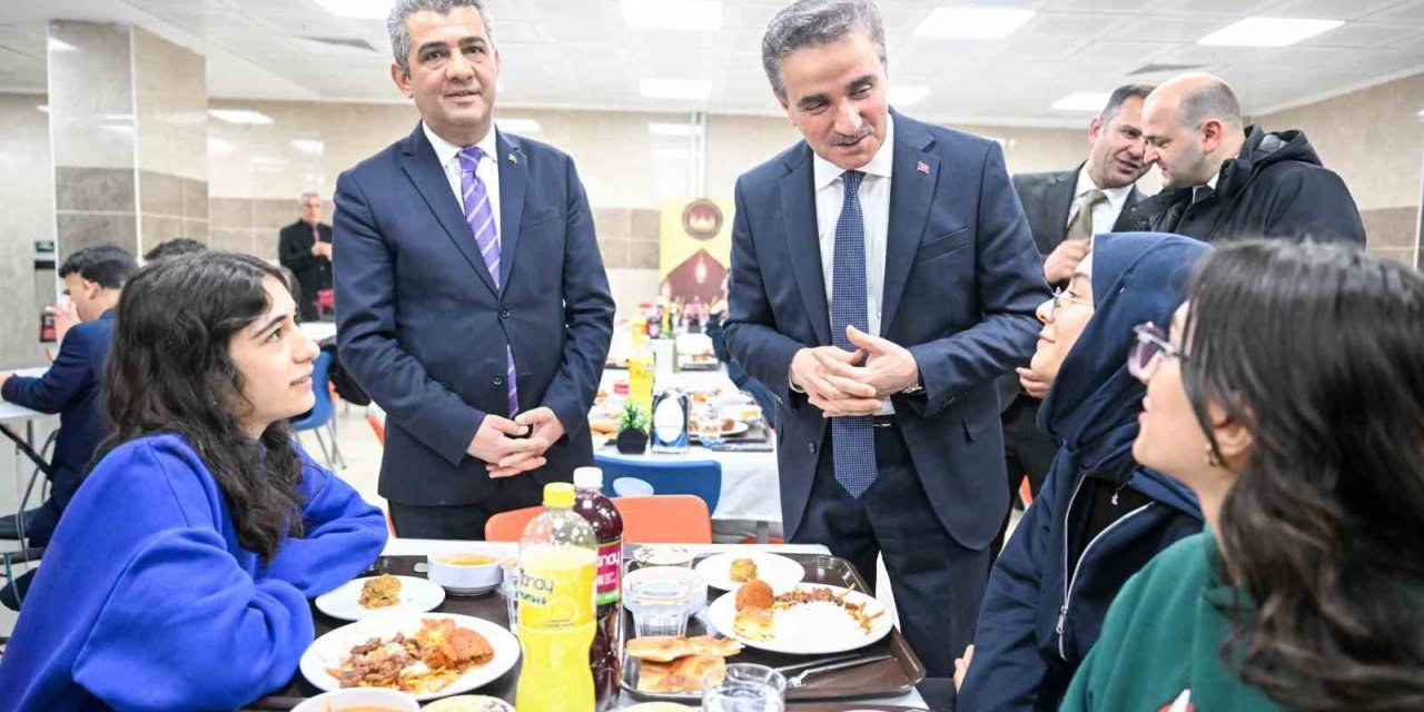 Vali Baruş öğrencilerle iftar yaptı