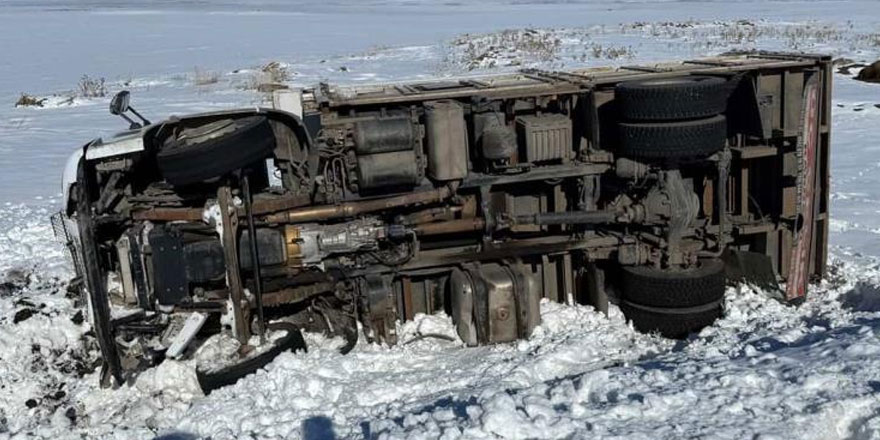 Kars’ta kamyon şarampole devrildi: 1 yaralı