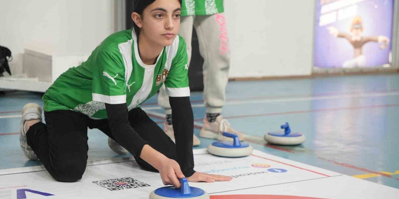 Iğdır’da öğrenciler floor curling ile tanışıyor