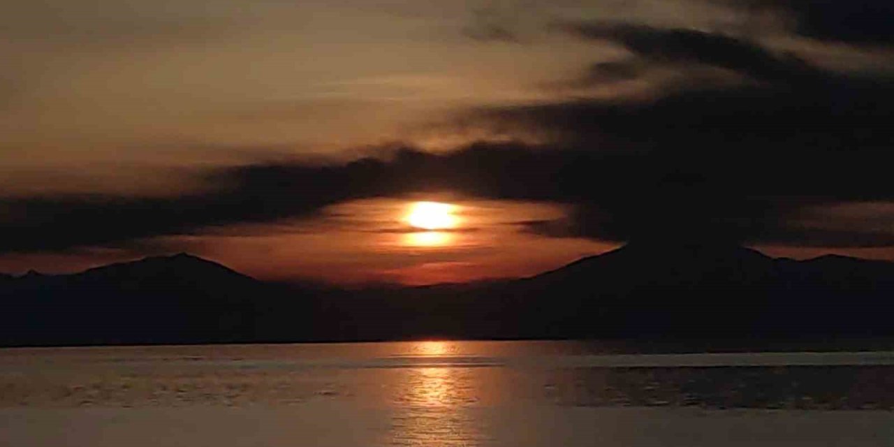 Van’da gökyüzü nöbet değişimi: Güneş çekildi, ay sahneye çıktı