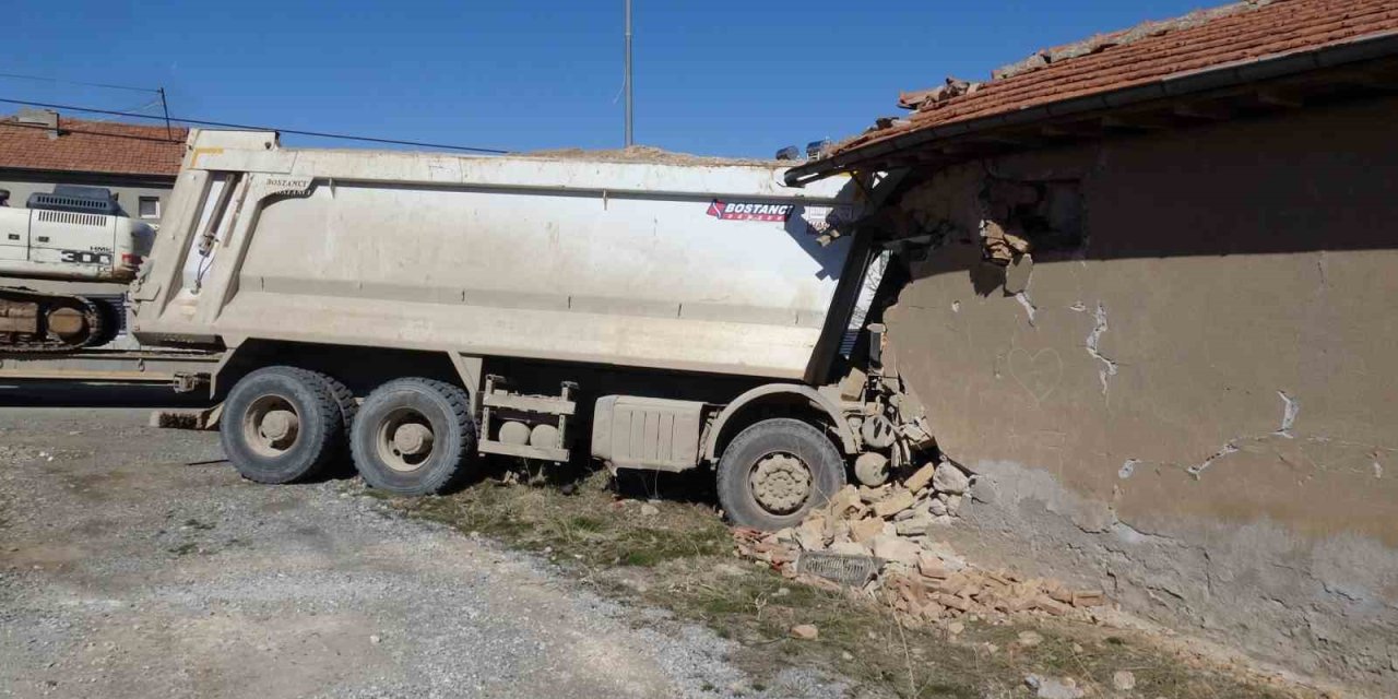 Malatya’da freni boşalan hafriyat kamyonu eve girdi: 1 yaralı