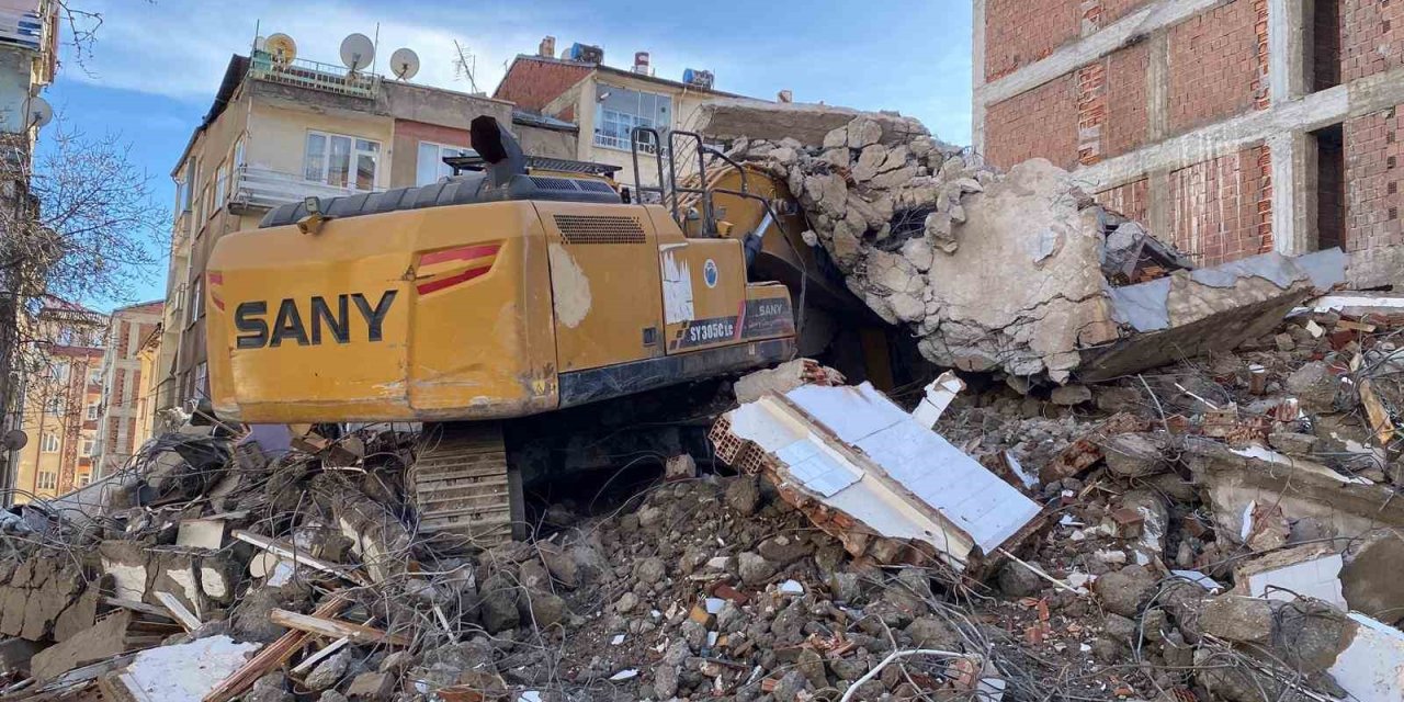 Ağır hasarlı binanın enkazı iş makinesinin üstüne yıkıldı