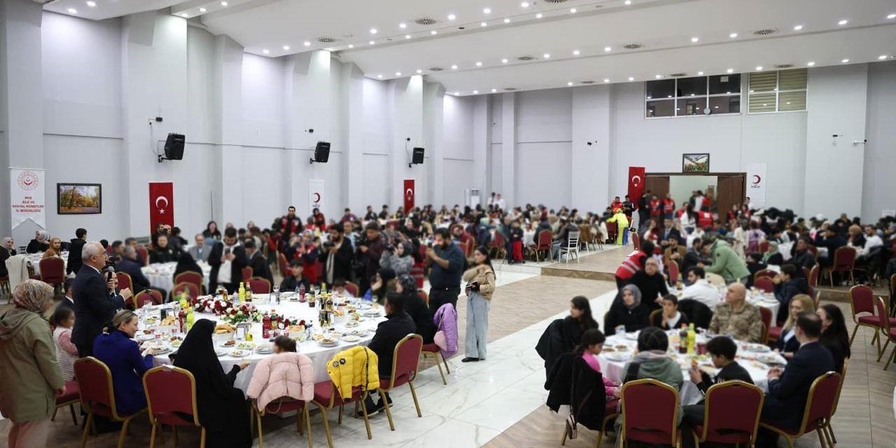 Vali Çakır, Dünya Yetimler Günü’nde koruyucu aileler ve çocuklarla iftarda buluştu