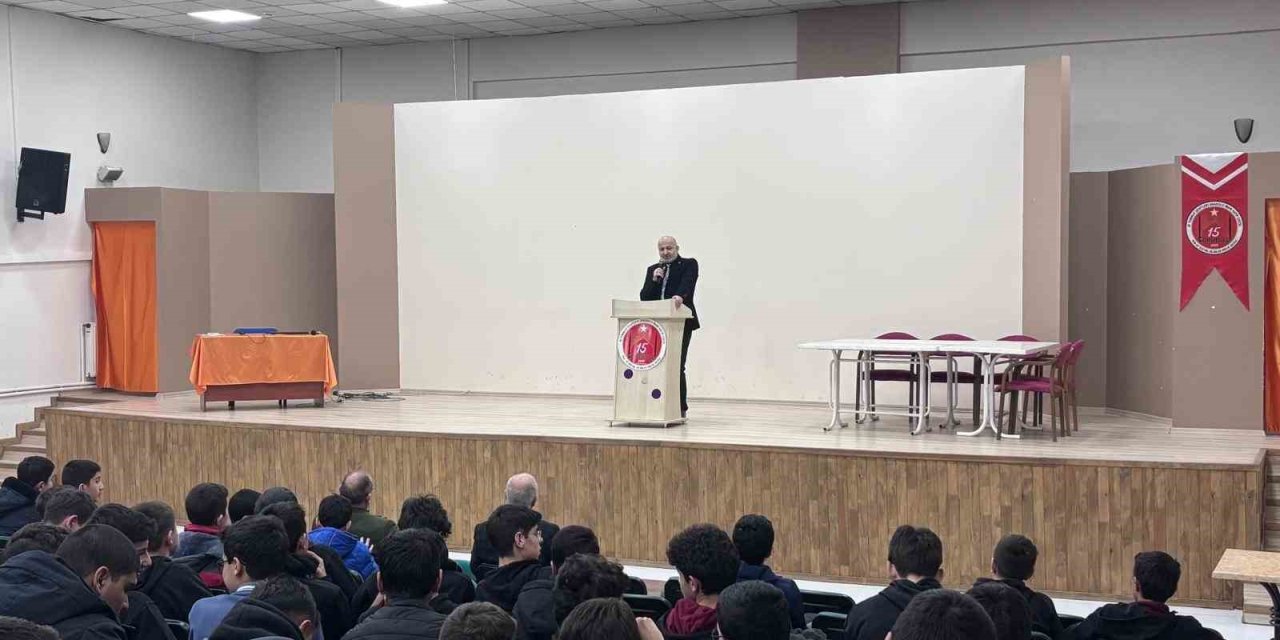 Erzincan’da öğrencilere "Ramazan ve Hayatımıza Yansımaları" konferansı verildi