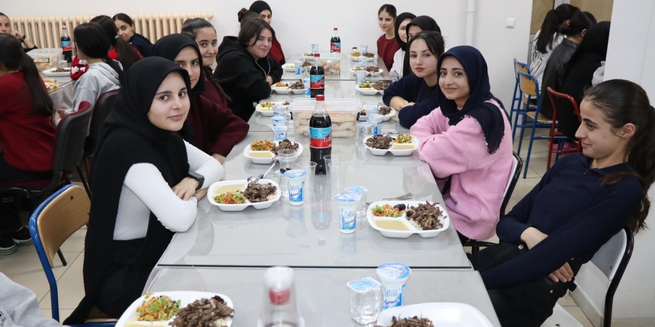 Tercan Kaymakamı öğrencilerle iftar sofrasında