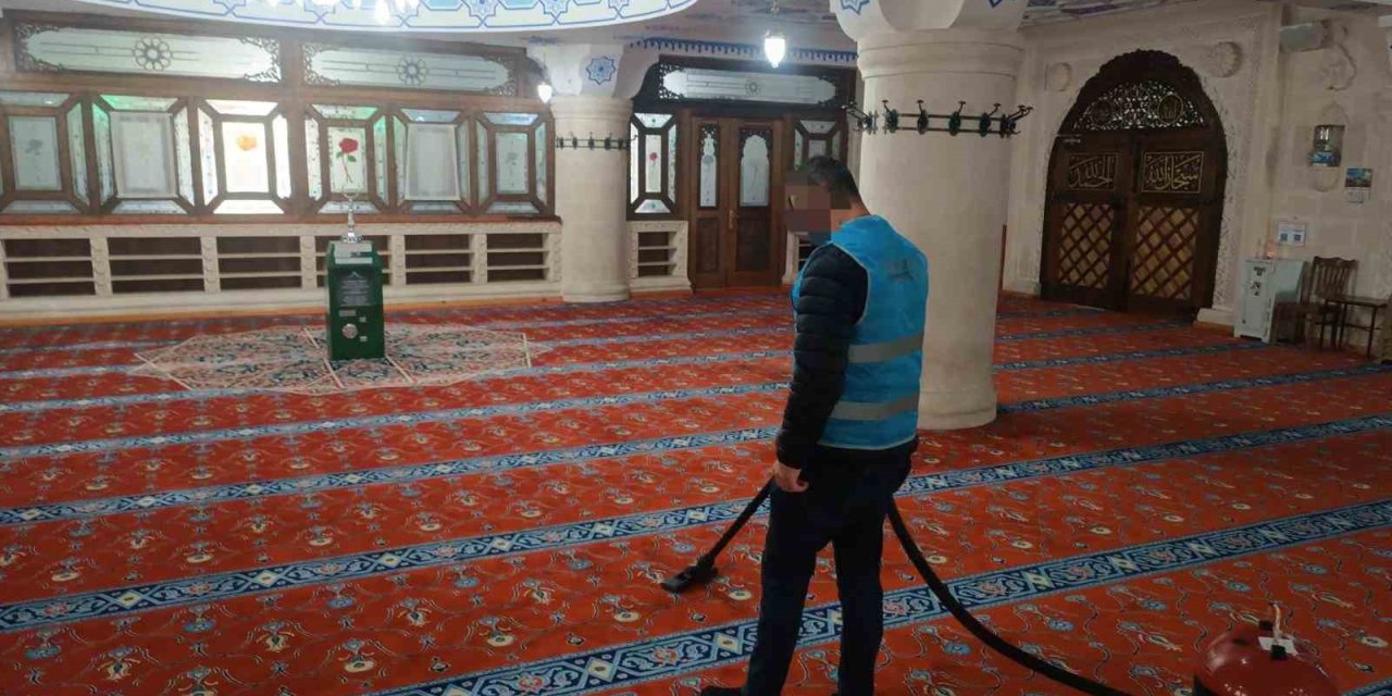 Yükümlülerden camilerin temizliğine destek