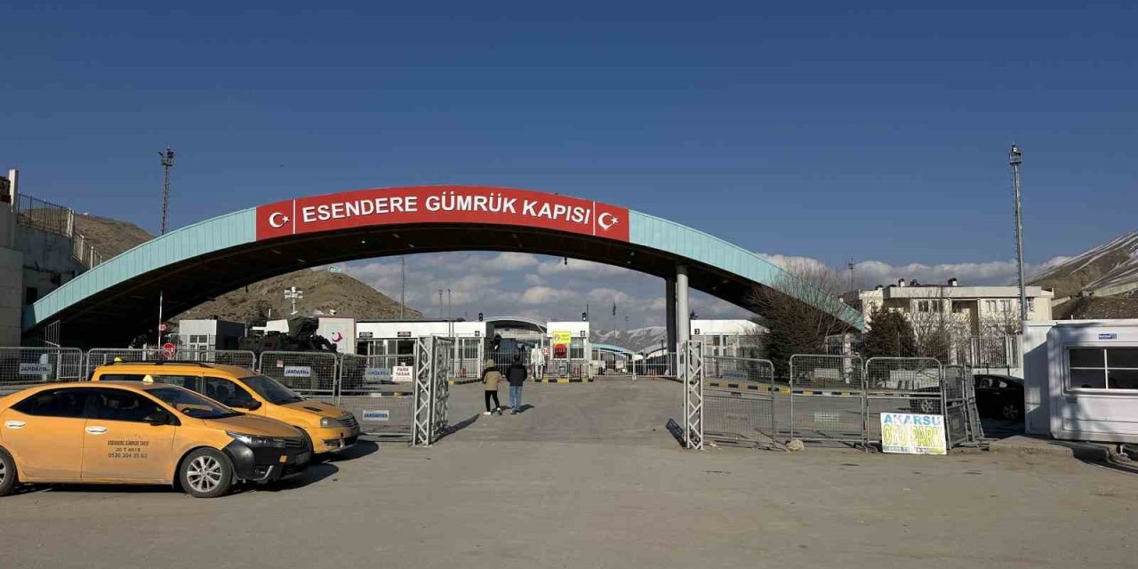 Esendere Sınır Kapısı’nda sessiz bekleyiş
