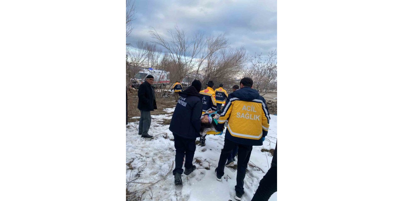 Van’da kamyonet devrildi: 2 yaralı