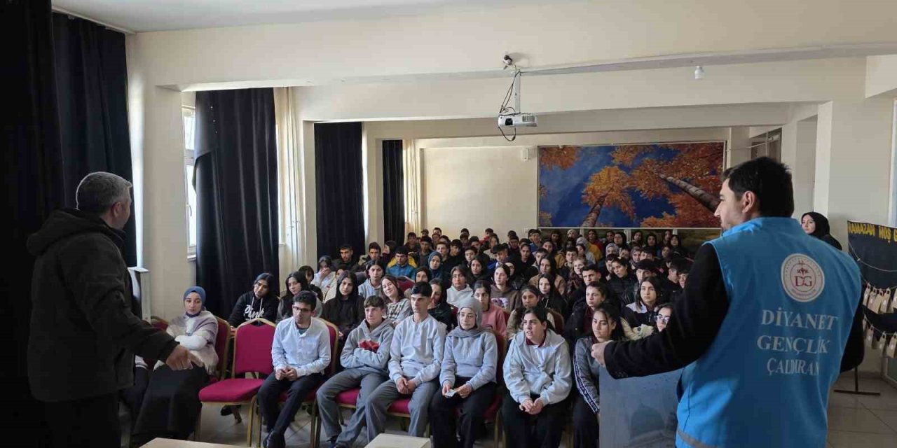 Çaldıran’da gençlik huzura koşuyor: Kitaplar müftülükten gayret gençlerden