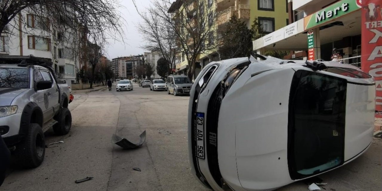 Park halindeki araca çarpan otomobil devrildi