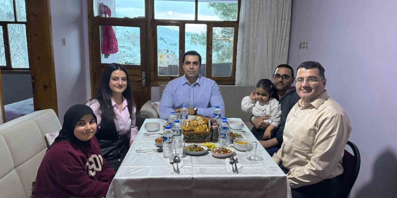 Kemah Kaymakamı Tutay ailesiyle iftar sofrasında buluştu