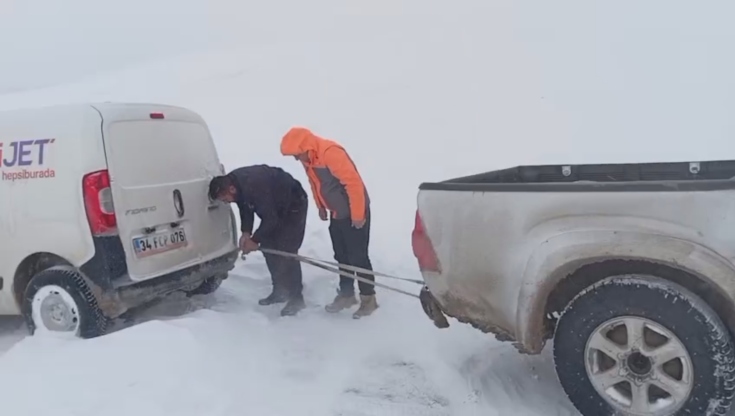 Kars’ta buzlanma ve tipi nedeniyle 3 araç mahsur kaldı, kazalarda art arda geldi