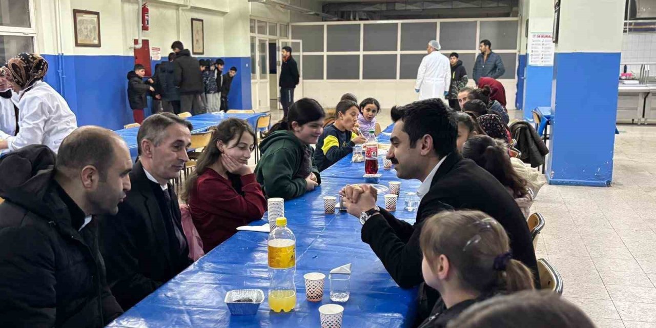 Susuz Kaymakamı Tutal, öğrencilerle iftarda buluştu