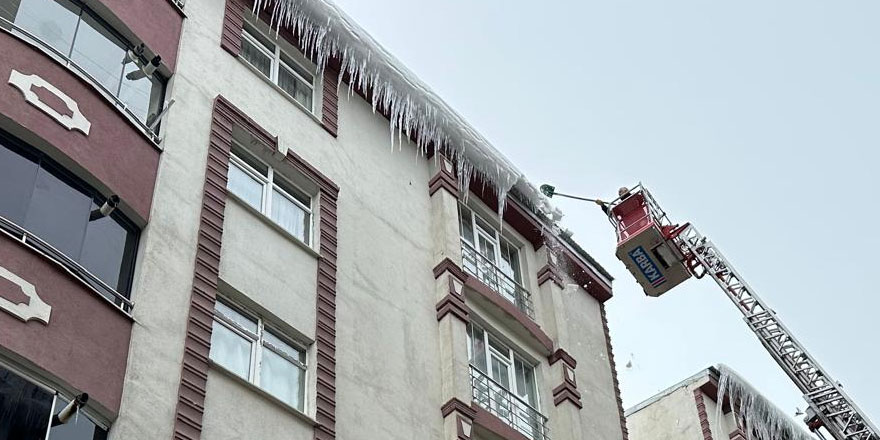 Kars'ta tehlike arz eden buzlar kırılıyor