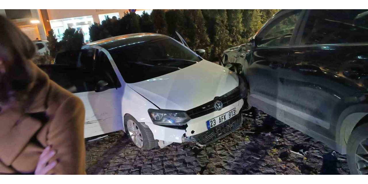 Bingöl’de iki otomobil çarpıştı: 4 yaralı