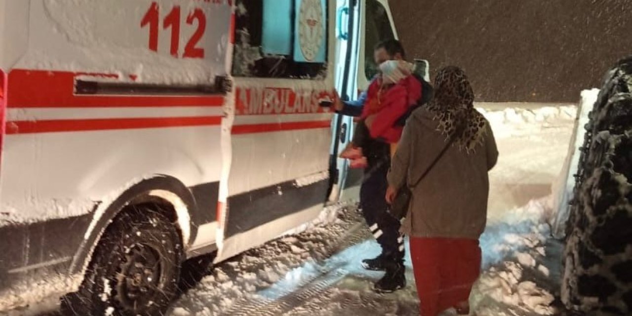 Yoğun kar engel olamadı: Ekipler hastayı 112’ye yetiştirdi