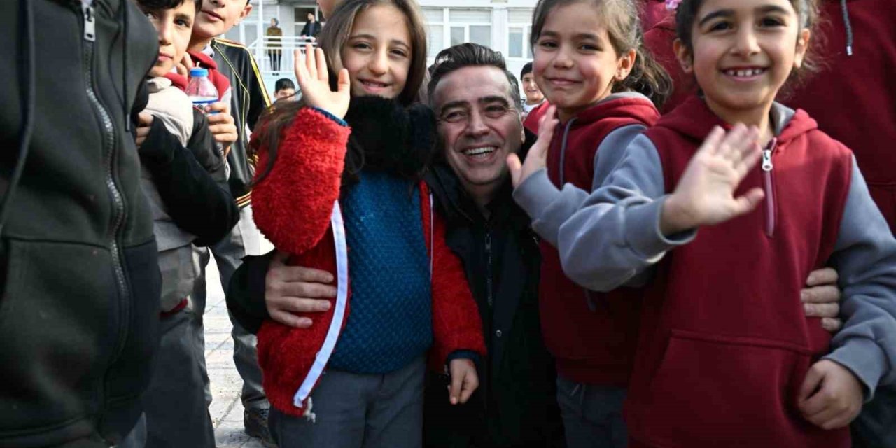 Ağrı Emniyet Müdürü Önder, öğrencilerle buluşarak polislik mesleğini tanıtıyor