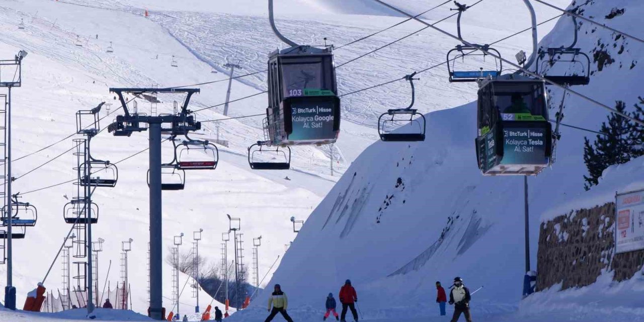 Palandöken’de kayak keyfi sürüyor