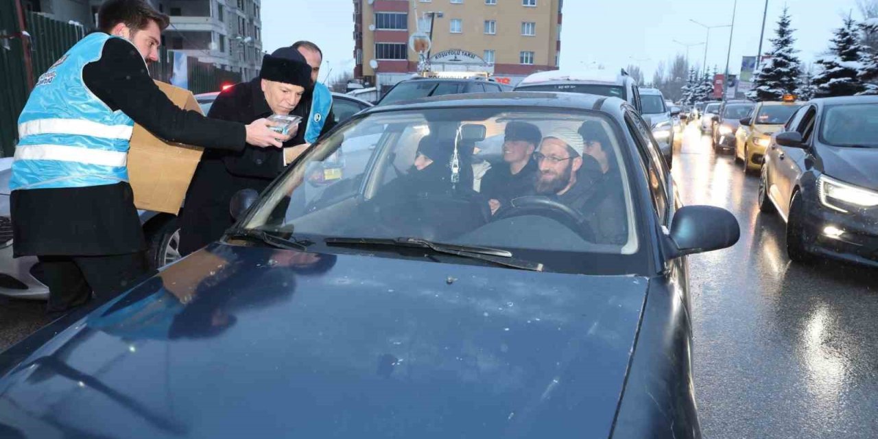 Başkan Sekmen "İftara 5 Kala" iftariyelik dağıttı