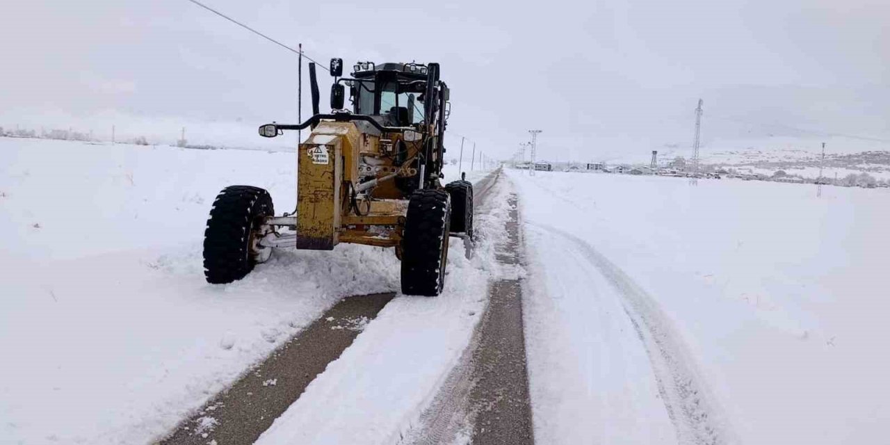 Van’da 216 yerleşim yerinin yolu kapandı