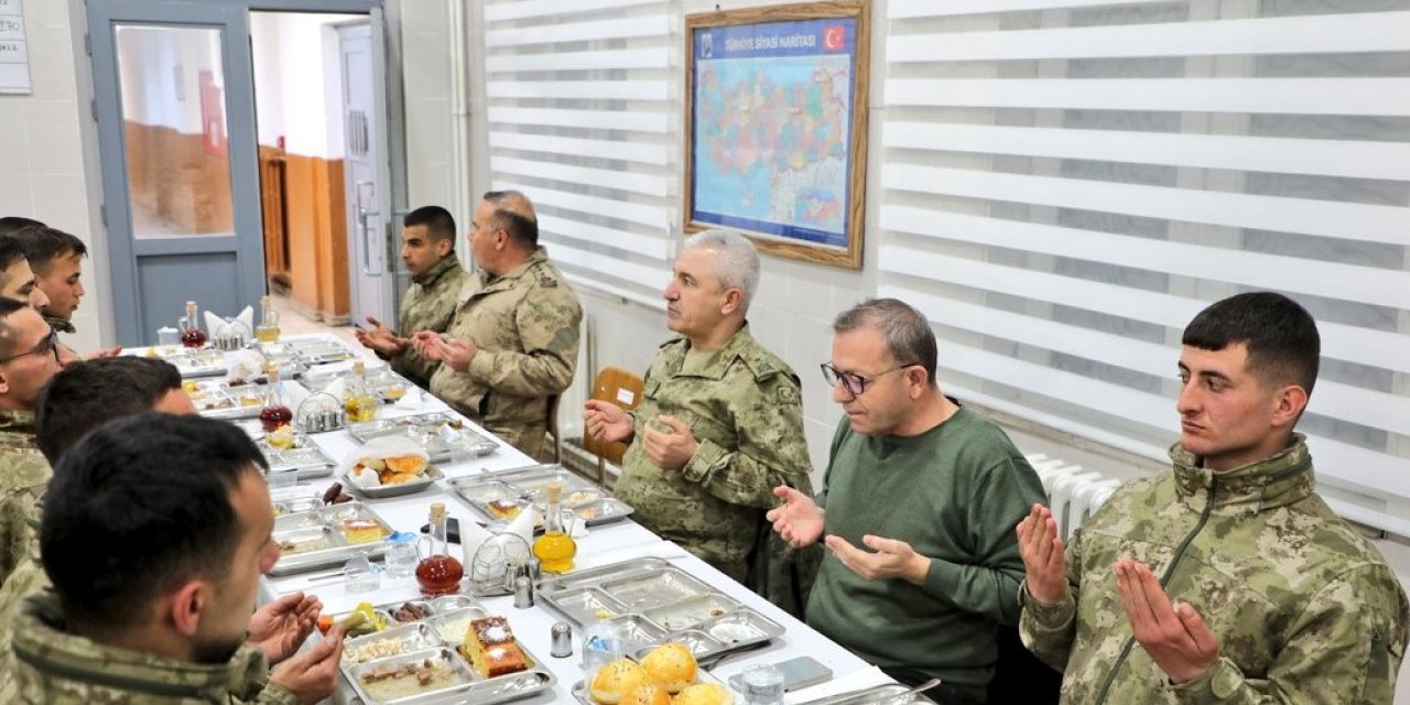 Kars Valisi Polat, iftarını sınırda Mehmetçik ile açtı