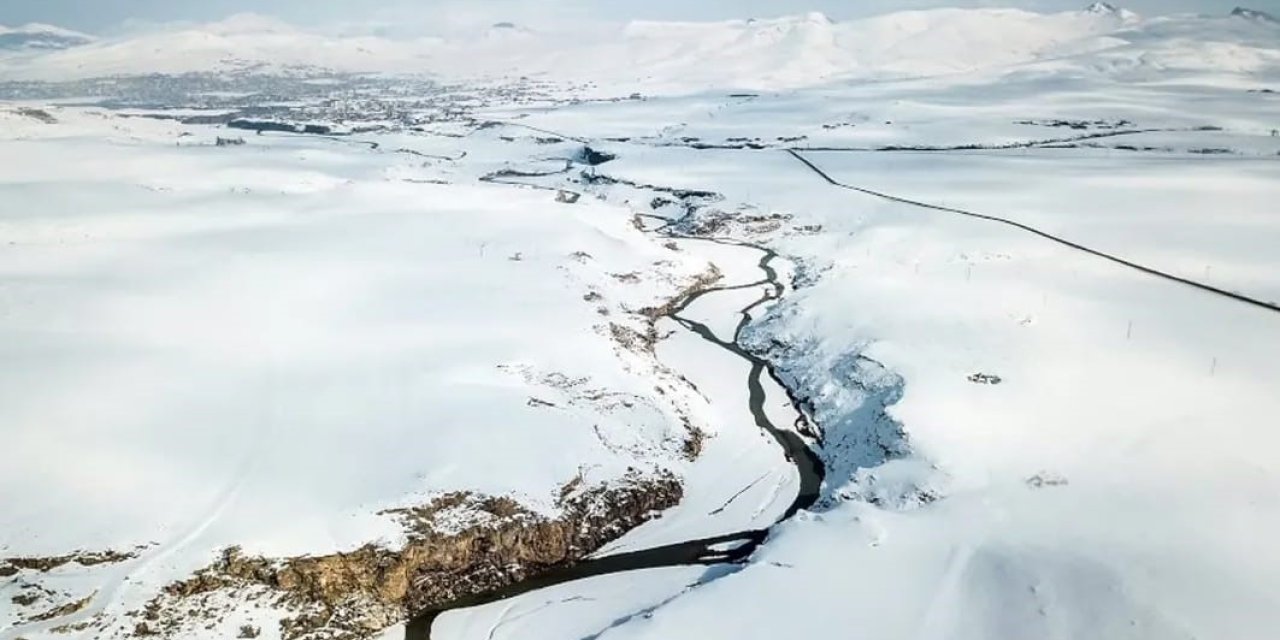 Bahar kapıdayken Diyadin’de kış geri döndü