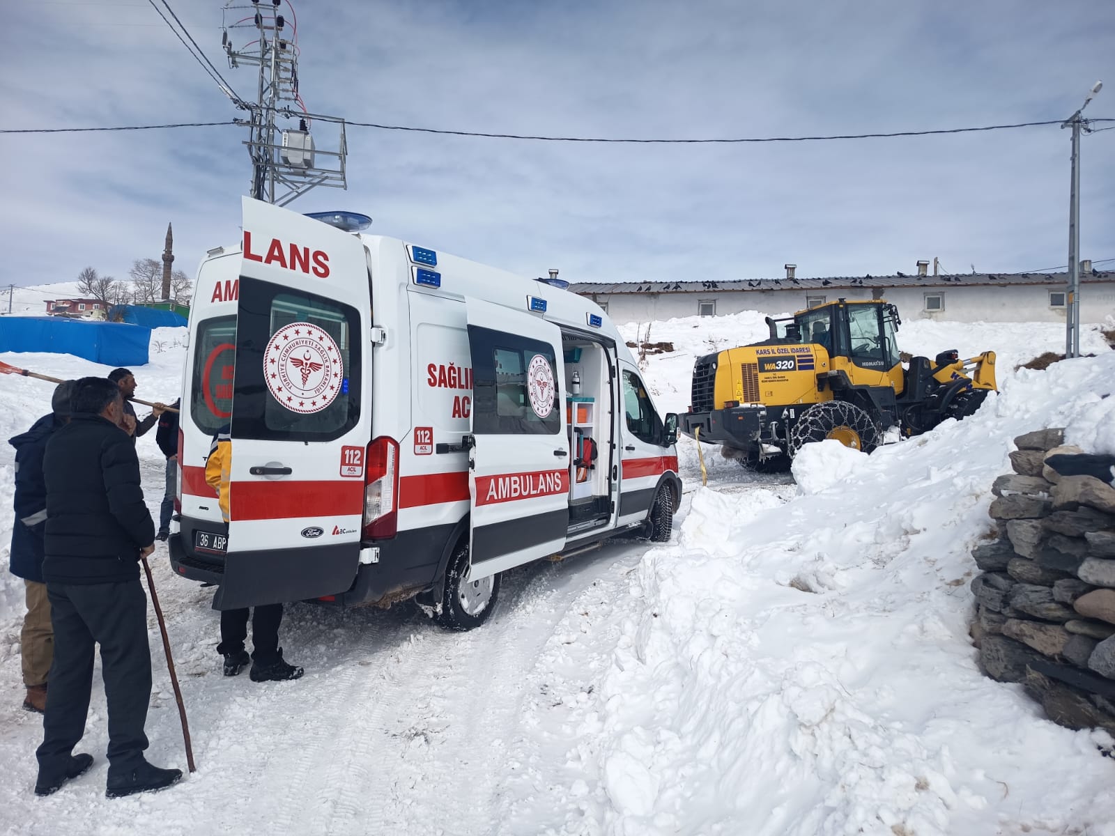 Yolu kapalı köyde rahatsızlanan adam, 4 saatlik çalışmaya hastaneye ulaştırıldı