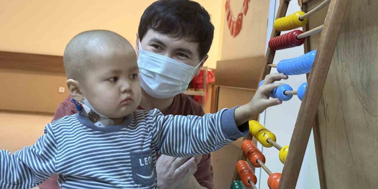 Türk kadın hekimin karaciğer nakliyle 3 yaşındaki Nuryiğit hayata tutundu