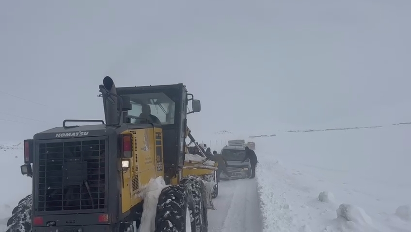 Kars'ta kara saplanan 12 araç ve içindekiler kurtarıldı