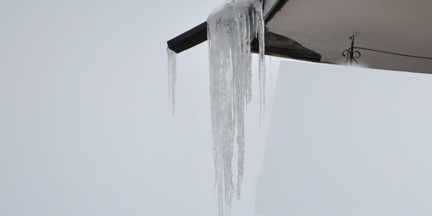 Kars’ta çatıdan düşen buz kadını ağır yaraladı