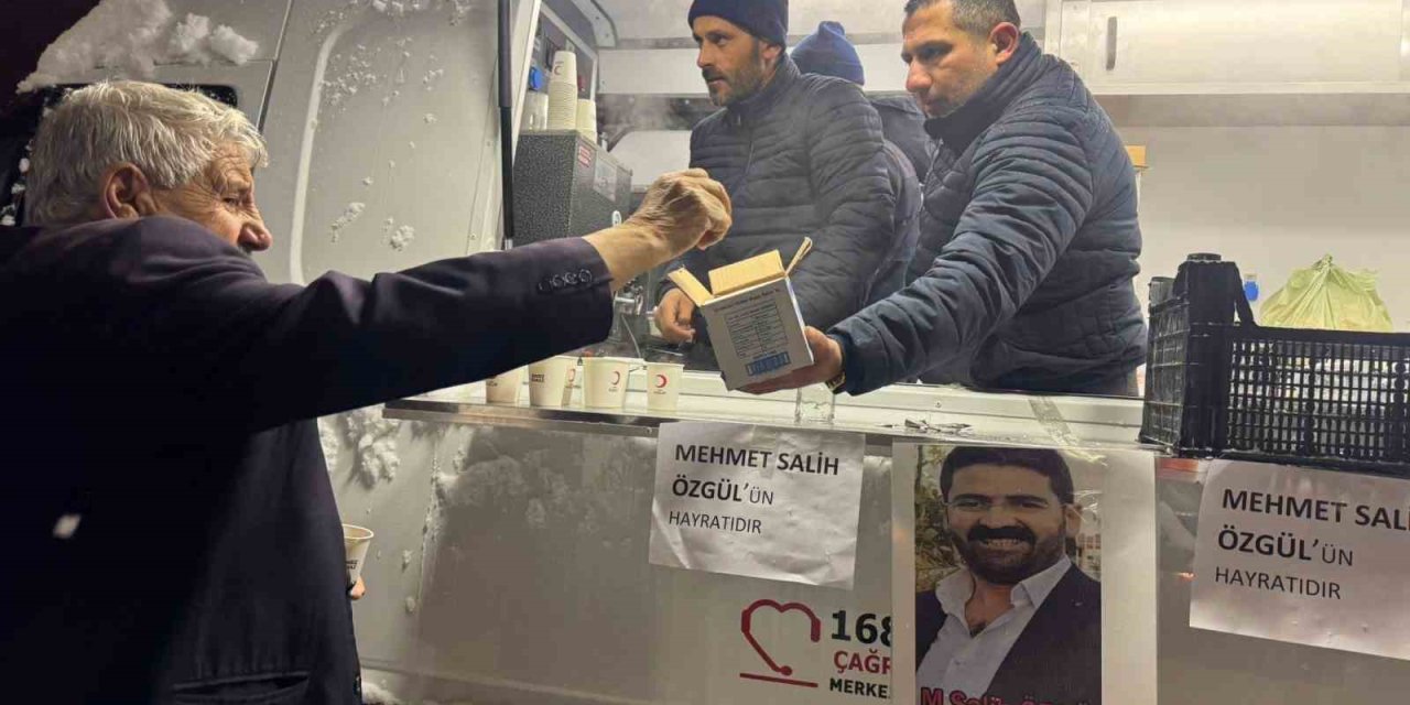 Muradiye’de teravih sonrası lokma ikramı