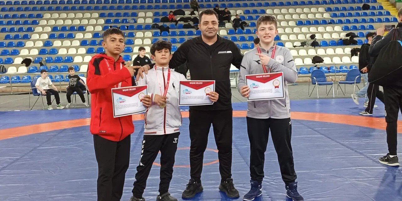 Erzincanlı yıldız güreşçilerden Rize’de üç şampiyonluk