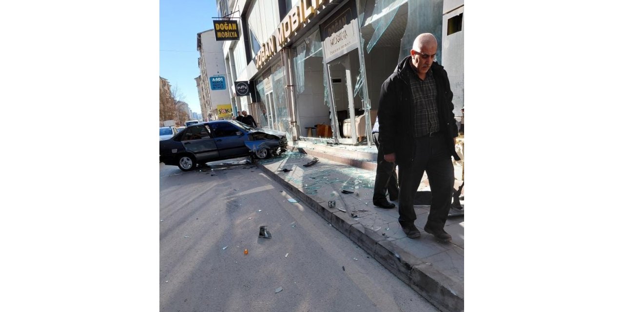 Elazığ’da otomobil, mobilya mağazasına girdi