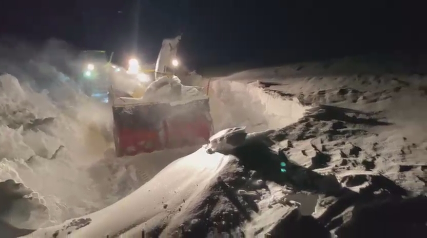 Kars'ta kapalı köy yolları tek tek açılıyor