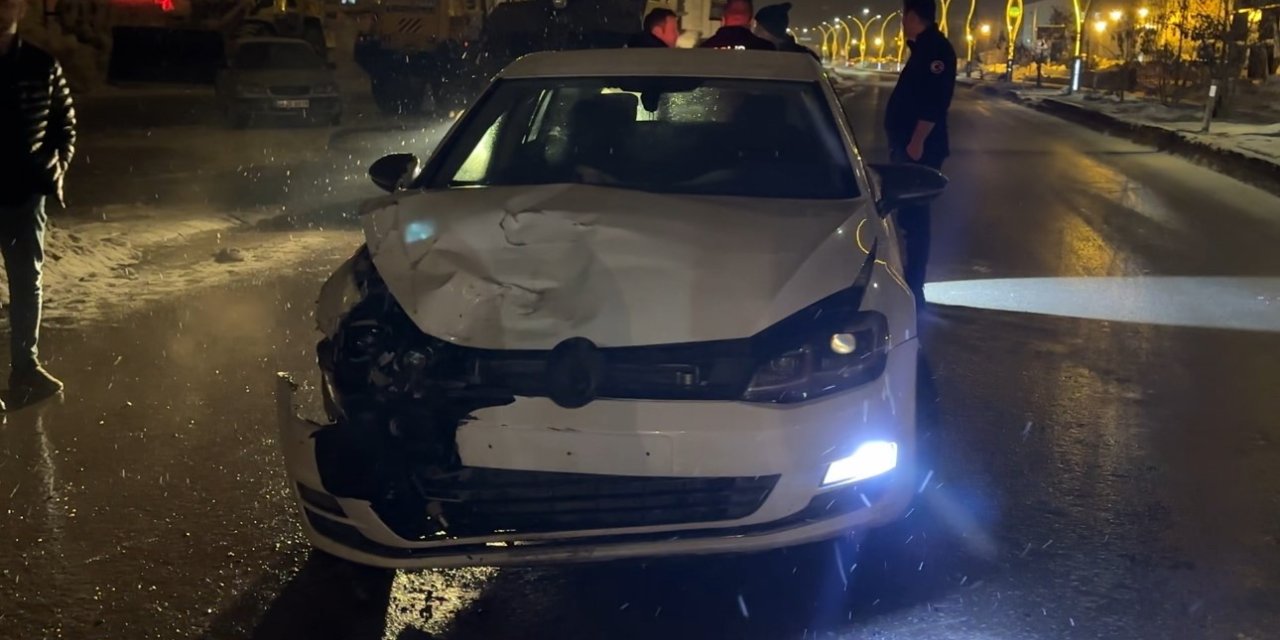 Yüksekova’da gizli buzlanma zincirleme kazaya neden oldu
