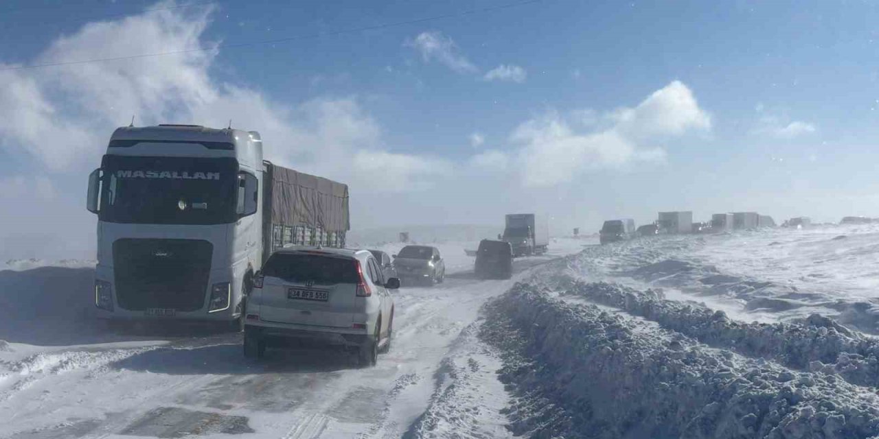 Ulaşıma kar ve tipi engeli