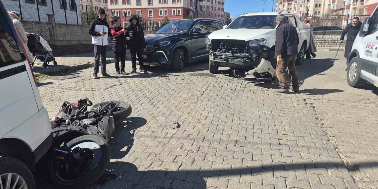 Bingöl’de otomobil ile motosiklet çarpıştı: 2 yaralı