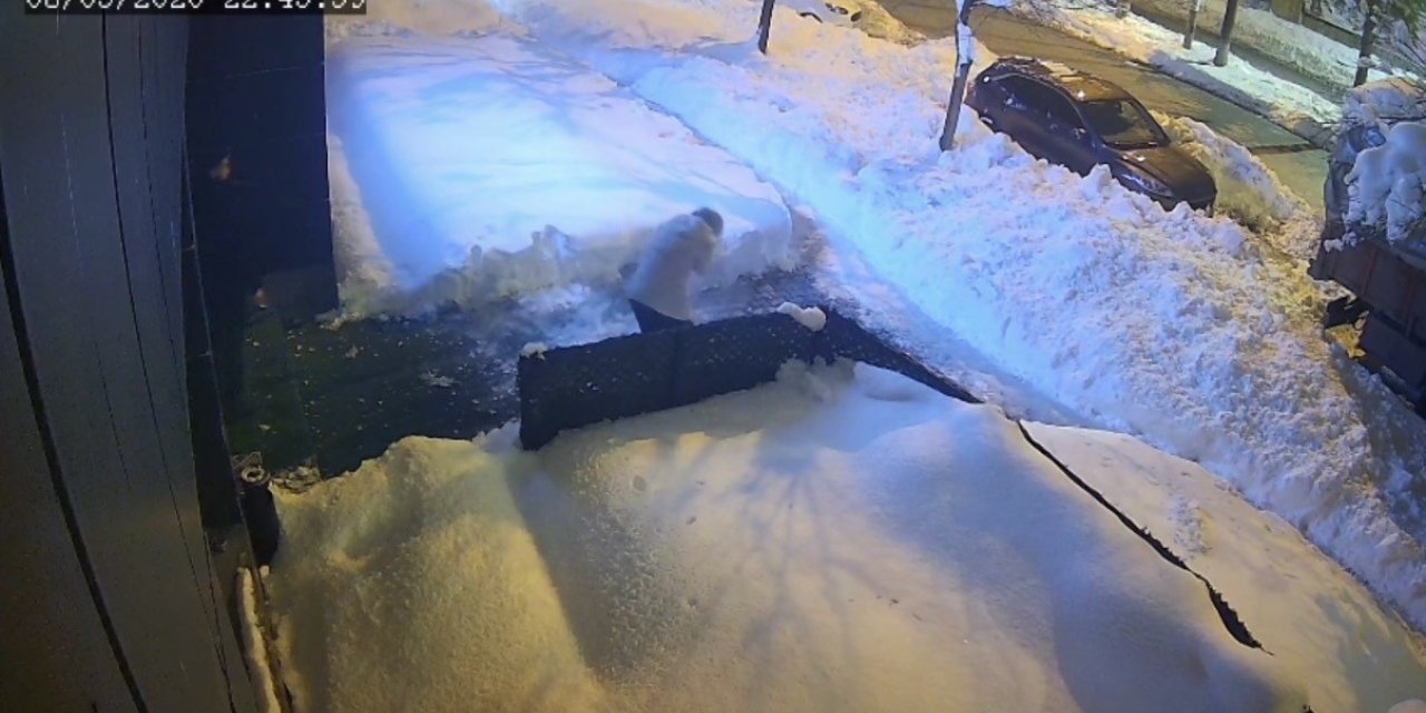 Çatıdan düşen kar kütlesi az daha can alıyordu