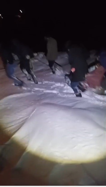 Kars’ta 85 yaşındaki hasta leğenle taşınarak ambulansa ulaştırıldı