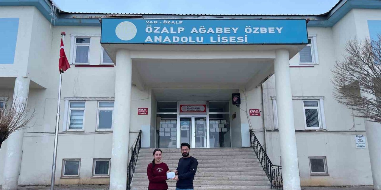 Özalp’te kitap okuma sınavında dereceye girenlere ödülleri verildi