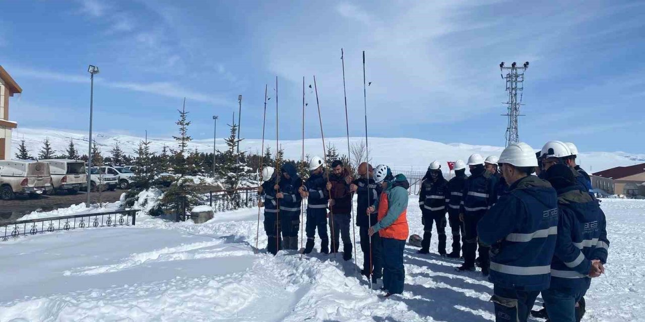 Aras Elektrik’ten zorlu doğa koşullarına karşı çığ eğitimi
