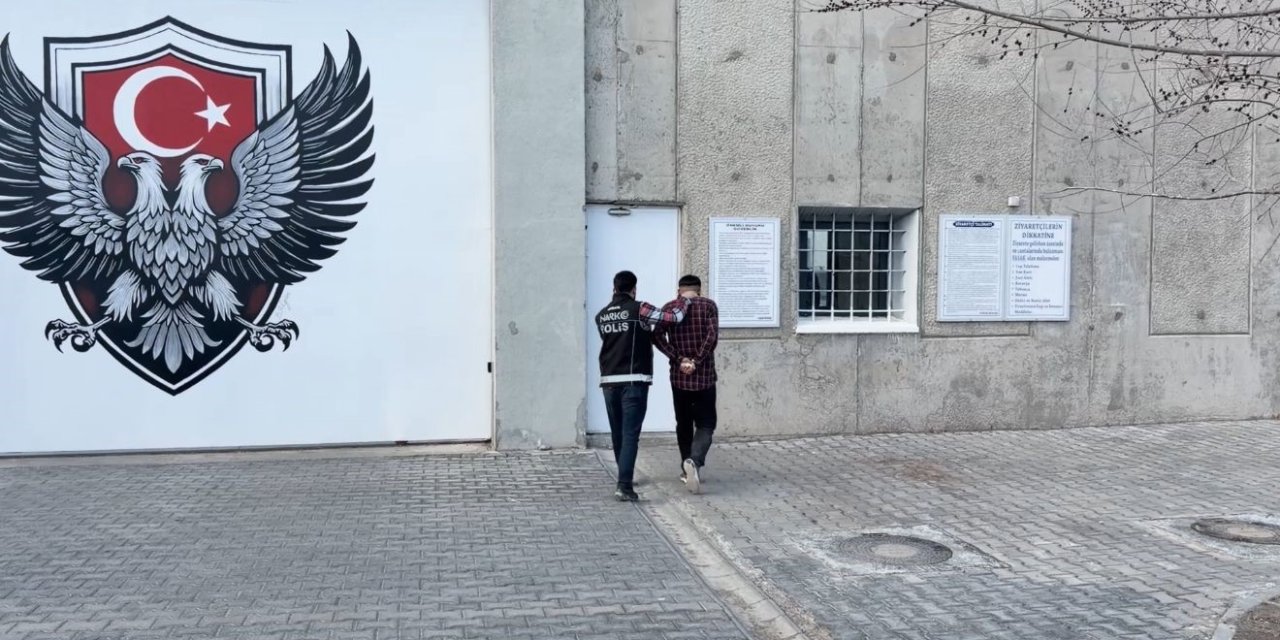 20 yıl 8 ay hapis cezası bulunan şahıs İran sınırında yakalandı