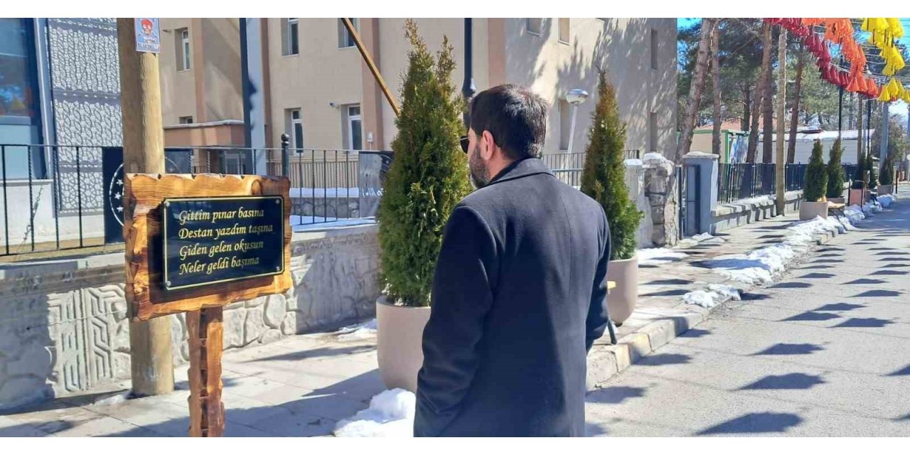 Erzincan’ın Şemsiyeli Sokağı manilerle renklendi