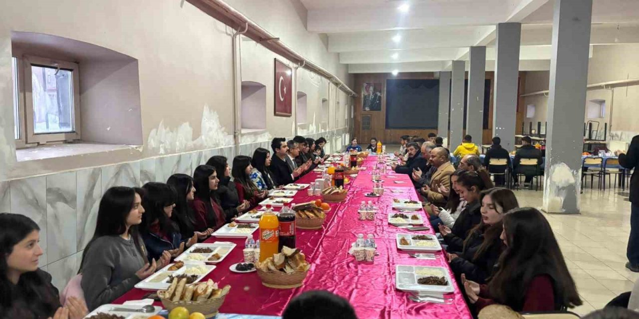 Kaymakam Tutal, öğrencilerle iftarda buluştu