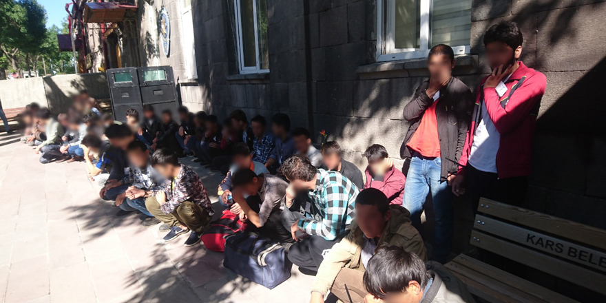 Kars’ta 56 kaçak göçmen yakalandı