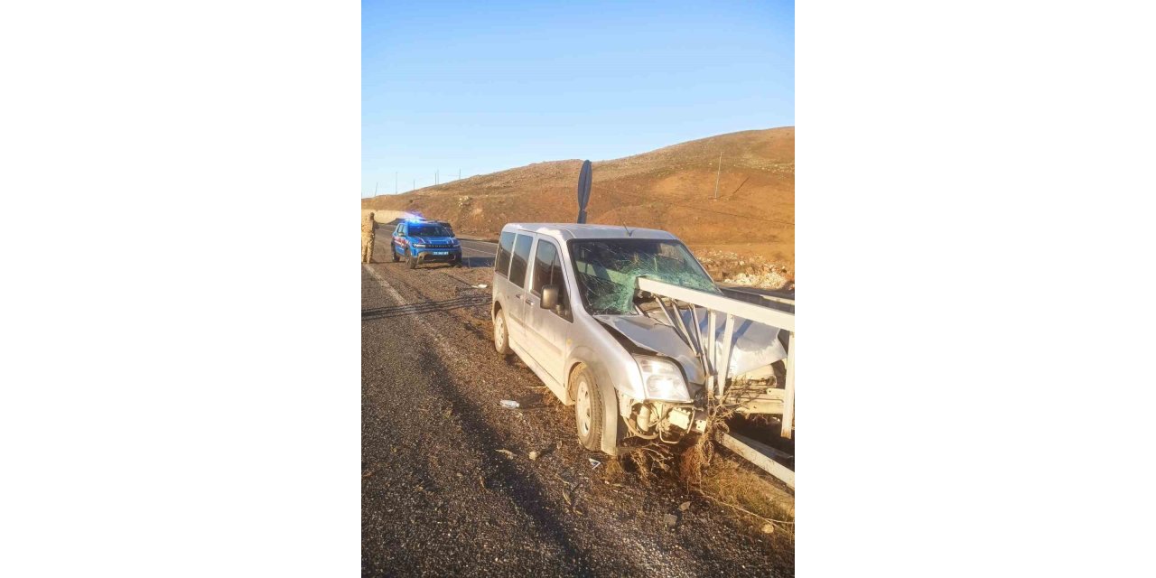 Elazığ araç bariyerlere ok gibi saplandı: 2 yaralı