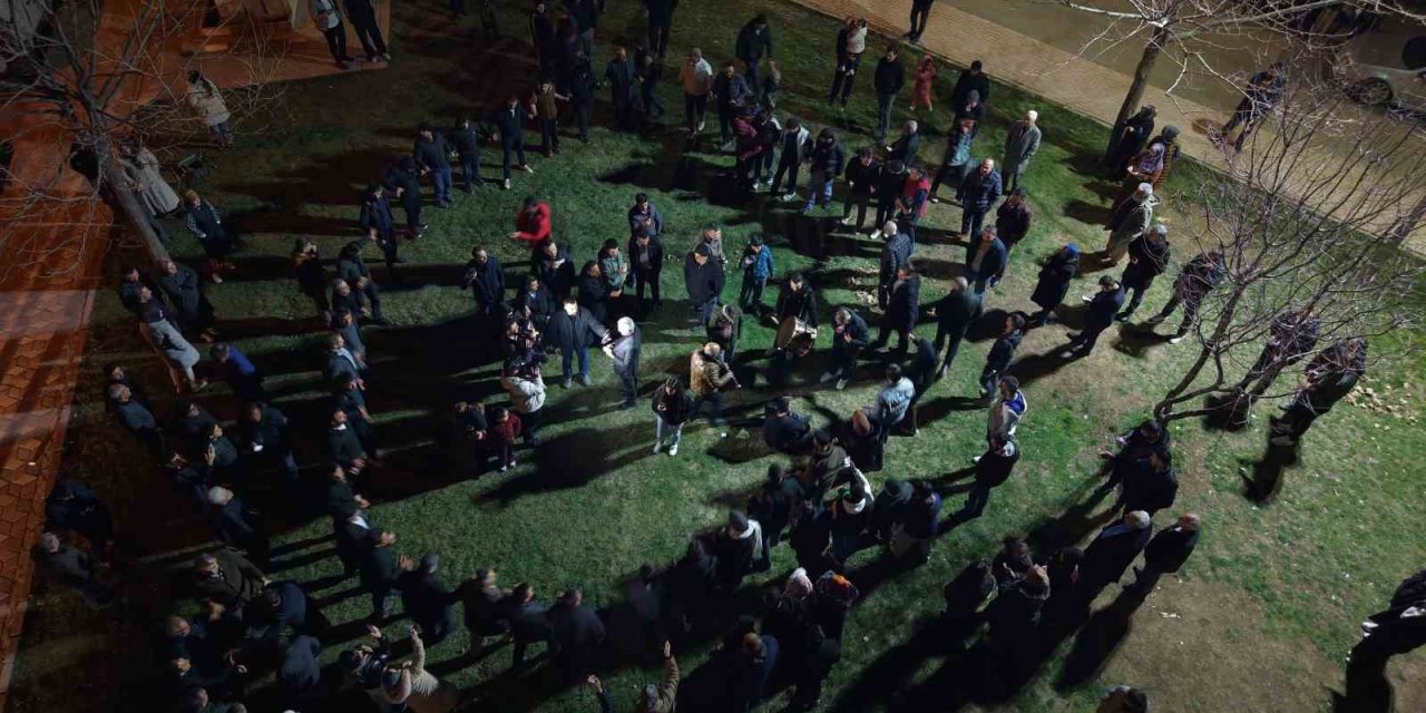 Davul ve klarnet eşliğinde geleneksel sahur halayı onlarca kişiyi buluşturdu