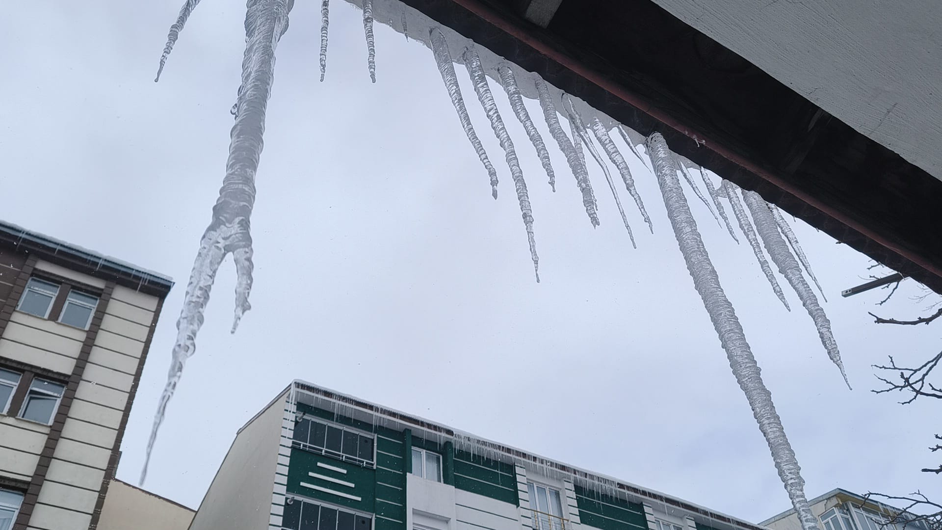 Kars’ta Mart ayında kış geri döndü