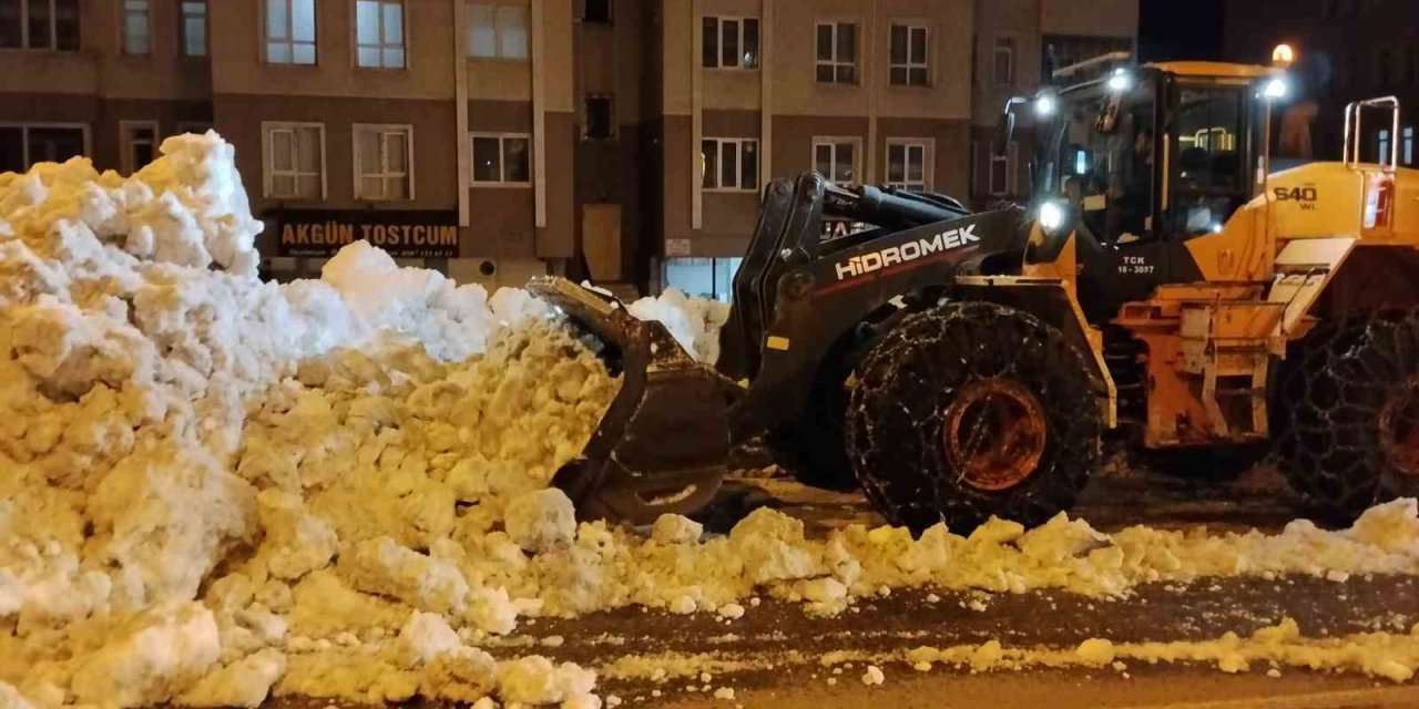 Bitlis’te kaldırımlardaki karlar kamyonlarla taşınıyor